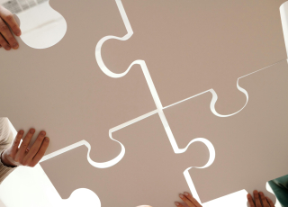 Puzzel aus mehreren Leuten zusammengesetzt