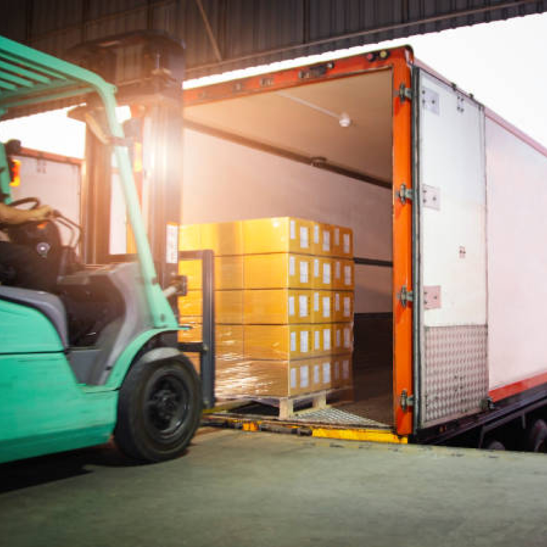 Ein LKW der grade beladen wird.